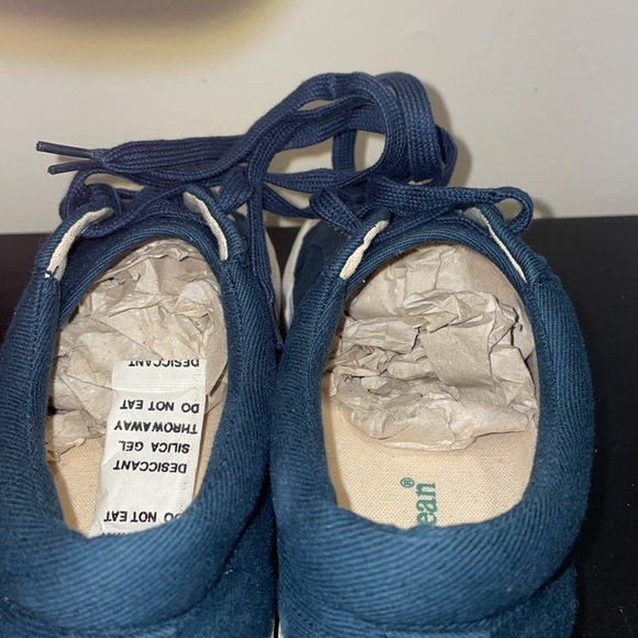L.L. Bean Men’s Canvas Sneakers.  Top Siders.  Size 10.  Non marking soles. - Picture 13 of 14